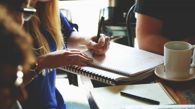 Comment aider un salarié en difficulté au travail 