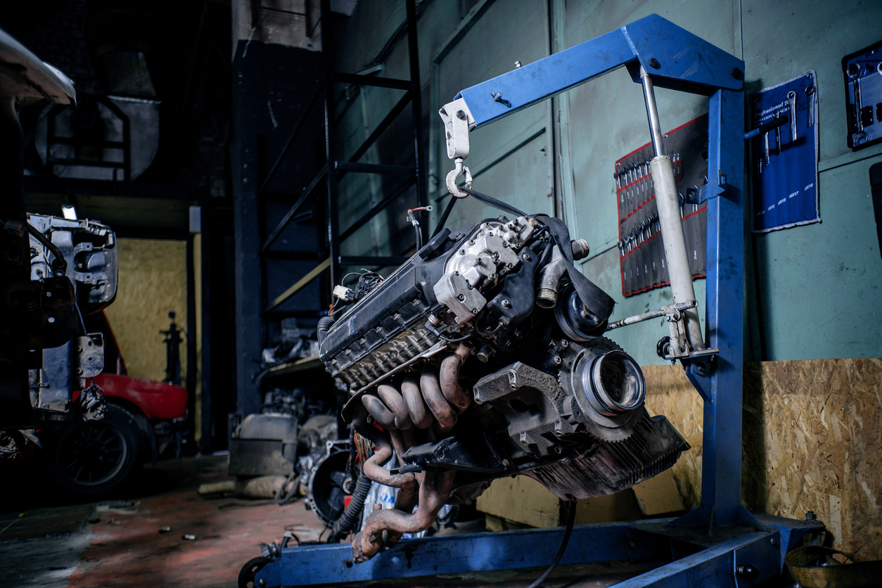Maintenance automobile : comment choisir la meilleure grue d’atelier ?