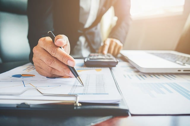 Simplifiez votre comptabilité avec un expert-comptable en ligne