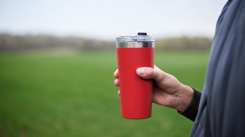 Cadeau d’entreprise : les avantages écologiques et pratiques des mugs isothermes
