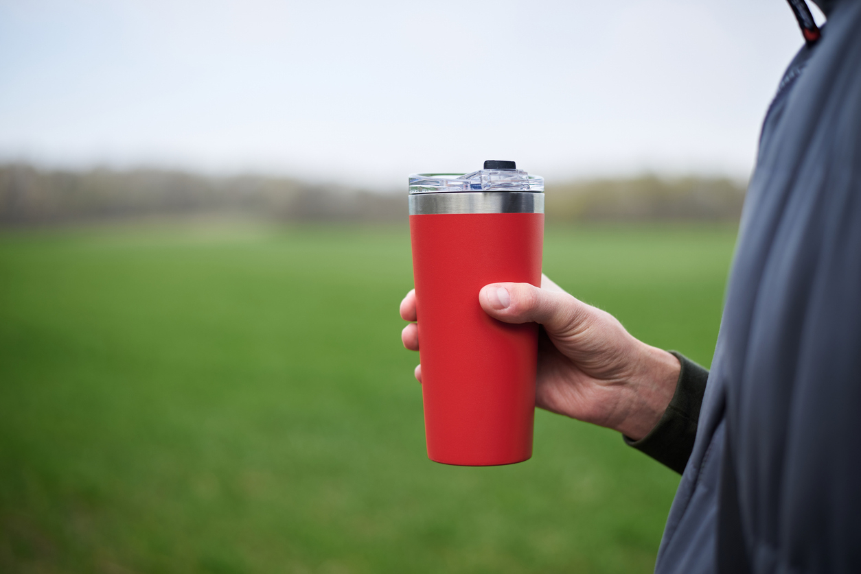 Cadeau d’entreprise : les avantages écologiques et pratiques des mugs isothermes