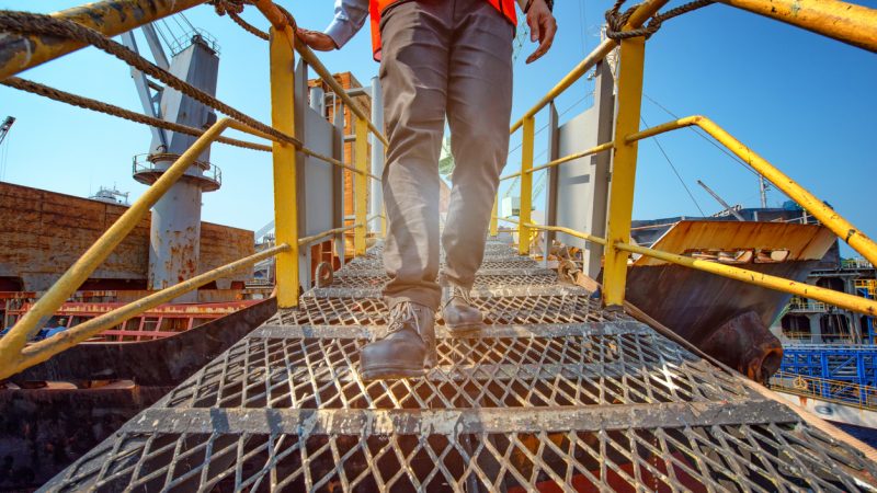 Sécurité sur le lieu de travail : l’importance des bonnes chaussures