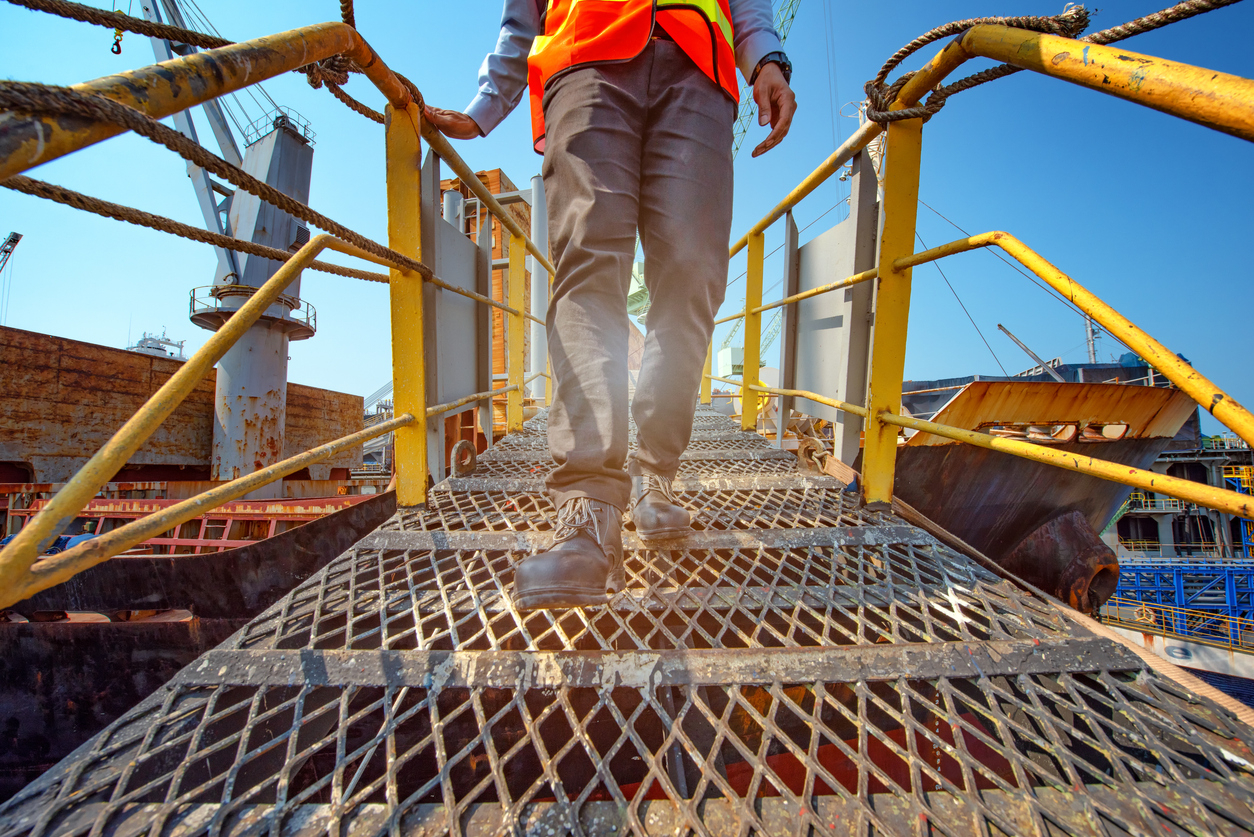 Sécurité sur le lieu de travail : l’importance des bonnes chaussures