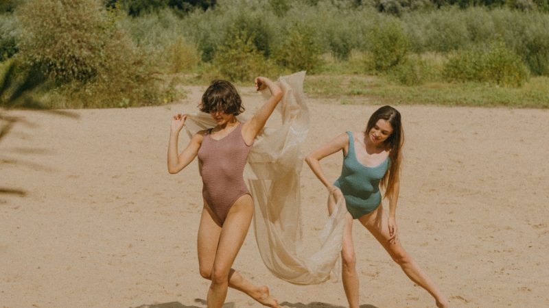 Hauts de maillots de bain femme : les marques qui subliment votre été